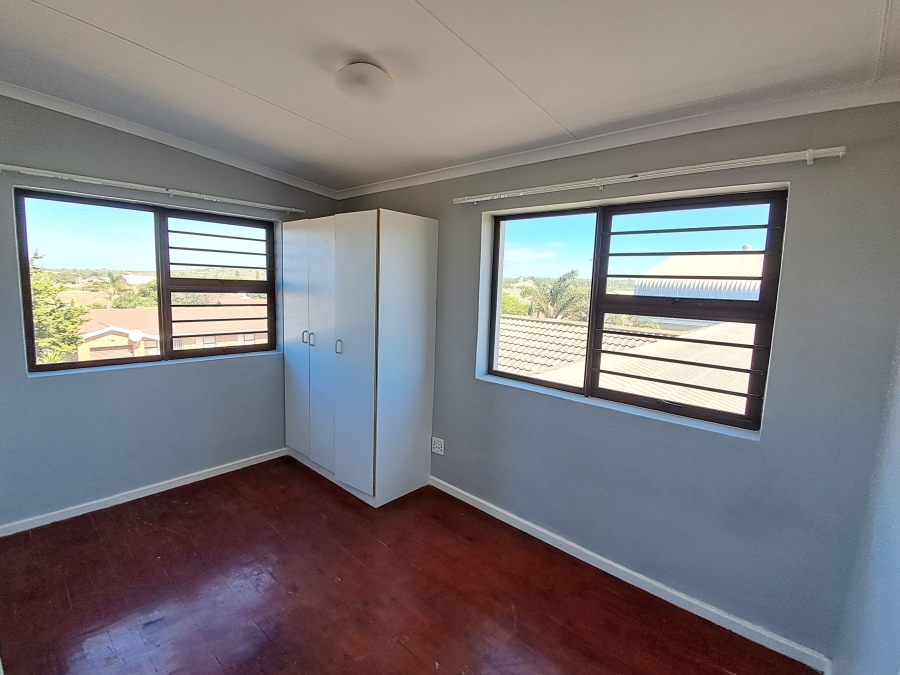 To Let 3 Bedroom Property for Rent in Wavecrest Eastern Cape